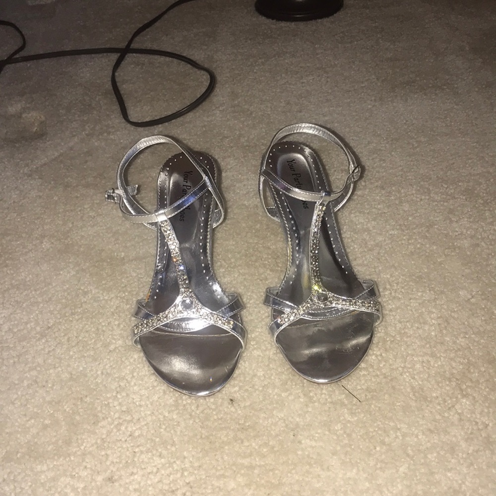 SILVER HEELS SIZE 7